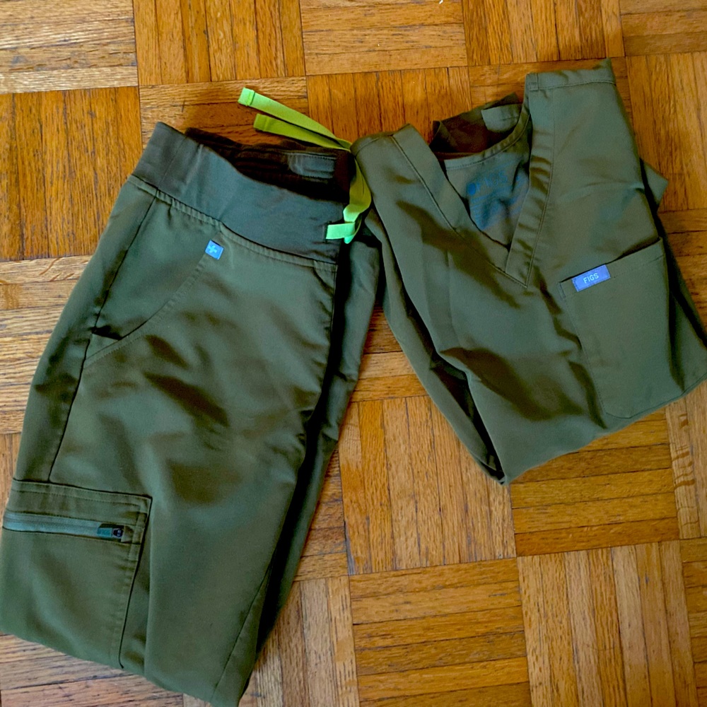 Martini olive Figs Scrubs top and joggers, size XS, limited edition color
